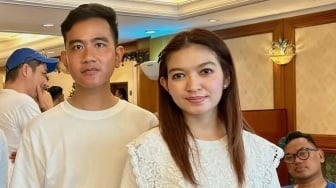 Bagi-bagi Susu dengan Selvi Ananda, Gibran Diteriaki Warga: Ganteng Banget