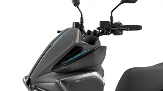 Yamaha Augur 155: Motor Pertama di Dunia dengan Teknologi Lampu Pintar Tikungan!