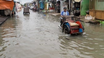 Air Laut Luber ke Jalanan, Banjir Rob Kepung 1 RT di Pluit Jakut