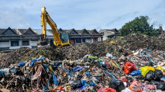 Penampakan Gunungan Sampah Hiasi Pasar Induk Caringin di Bandung