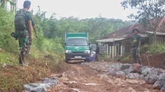 Banjir Bandang Terjang Sukabumi dan Cianjur, J&T Cargo Salurkan Paket Sembako