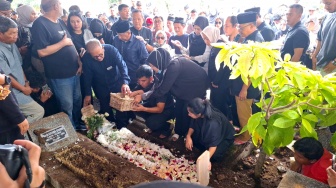 Ratusan Orang Antar Jenazah Dokter Tim Persib ke Tempat Peristirahatan Terakhirnya