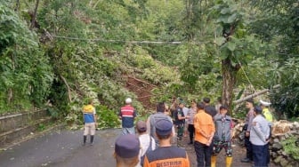 Ruas Jalan Nasional Bagbagan-Kiaradua Sukabumi Kembali Tertimbun Longsor