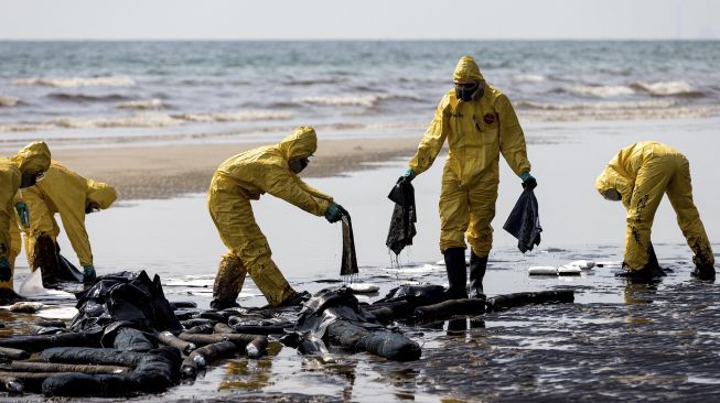 Libur Lebaran Tinggalkan Sampah, Pantai Karanghawu Bersih Kembali Karena Semangat Gotong Royong