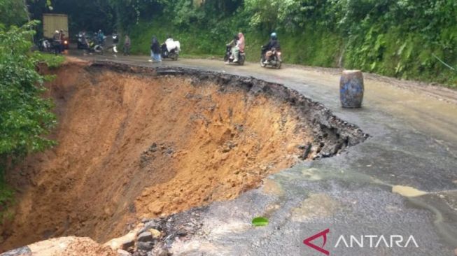 Jalan utama menuju Selatan Cianjur, Jawa Barat, tepatnya di Kecamatan Tanggeung, amblas sepanjang 50 meter, sehingga tidak dapat dilalui sementara, Sabtu (18-6-2022).(ANTARA POTO/Ahmad Fikri). (Ahmad Fikri)