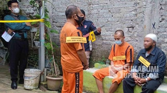 Dua dari tiga pelaku lakukan rekontruksi pembunuhan modus penggandaan uang dengan racun sianida di Sukabumi. [Sukabumiupdate.com/Riza]