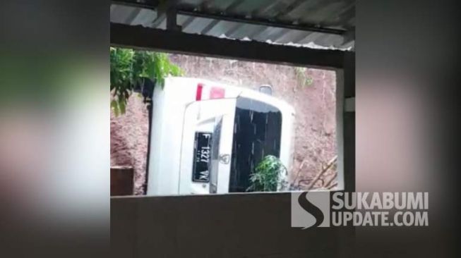 Cerita Istri Pengendara Mobil yang Terbawa Longsor di Sukabumi: Suami Saya Pegangan Pohon Jambu