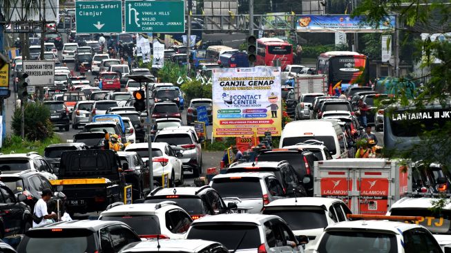 Sejumlah kendaraan memasuki Simpang Gadog, Ciawi saat diberlakukannya sistem satu arah menuju jalur wisata Puncak, Kabupaten Bogor, Jawa Barat, Sabtu (24/12/2022). [ANTARA FOTO/Arif Firmansyah/YU]