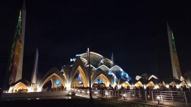 Masjid Al Jabbar Kembali Tercoreng, Oknum Petugas Pungli dan Jemaah Dibuat Tak Nyaman