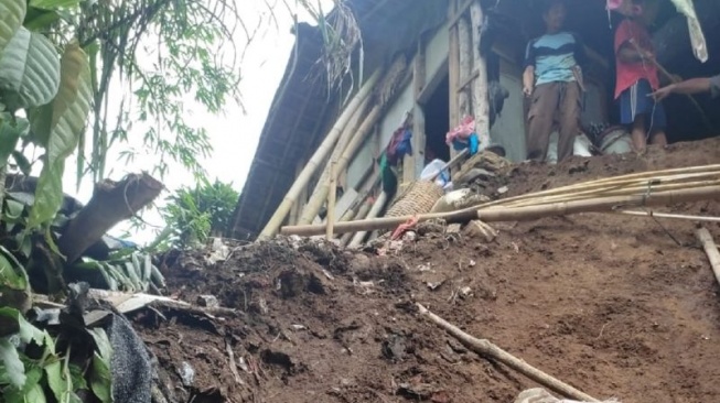 Tanah Longsor Terjang 5 Kampung di Sukabumi Dalam Semalam, Putuskan Jalan Penghubung Antar Desa