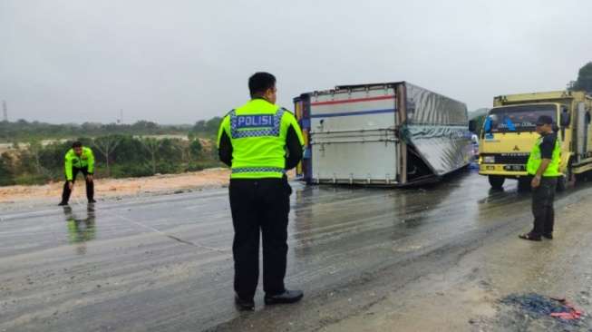 Truk Kontainer Terguling di Tol Cipularang: Kemacetan Mengular Arah Jakarta