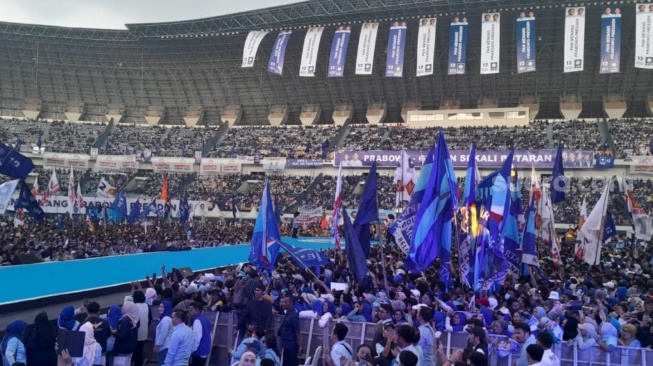 Berebut Suara di Jabar: Ratusan Ribu Simpatisan Prabowo-Gibran Sesaki Stadion GBLA