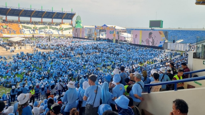 Puluhan Ribu Simpatisan Prabowo-Gibran Hadir di Stadion Si Jalak Harupat (SJH), Kabupaten Bandung, Jumat (9/2/2024). [Rahman/Suara]