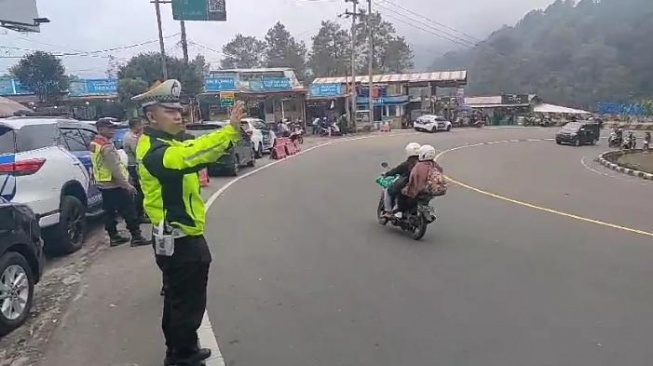 Penumpukan Kendaraan di Jalur Puncak, Polisi Terapkan Sistem One Way Ganda.[Rendy Irawan/cianjurupdate]