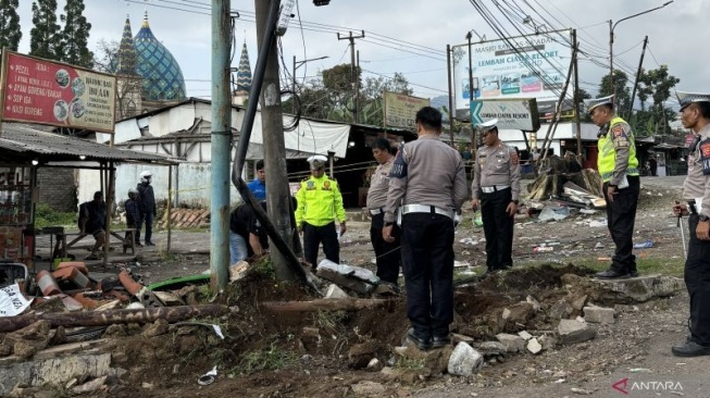 Sebelum Terguling, Bus Rombongan Pelajar SMK Lingga Kencana Oleng Tabrak Feroza dan Motor