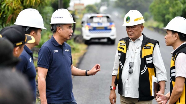 Bey Machmudin Cek Progres Perbaikan Jalan Tegalgubug-Arjawinangun