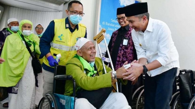 Bey Machmudin Sambut Kedatangan 440 Jemaah Haji Kloter 1 di BIJB Kertajati