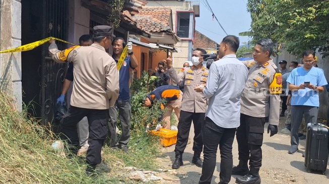 Satreskrim Polres Cimahi olah TKP penemuan kerangka manusia di Perumahan Tani Mulya, Kecamatan Ngamprah, KBB.[Suara.com/Rahman]