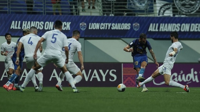 Gelandang Persib Bandung, Tyronne Del Pino dikepung para pemain Lion City Sailor di Stadion Jalan Besar Singapura, Kamis (7/11/2024). [PERSIB.co.id/Rakha Hawadi]