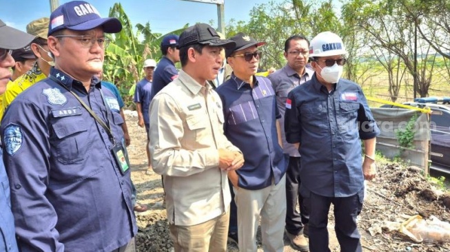 Mendes PDT, Yandri Susanto dan Menteri LH, Hanif Faisol Nurofiq meninjau Sungai Ciujung, Jumat (8/11/2024). [Yandi Sofyan/Suara.com]