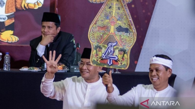 Pasangan calon Gubernur dan wakil Gubernur Jabar Dedi Mulyadi (kanan) dan Erwan Setiawan (kiri) menunjukkan nomor urut empat saat penetapan nomor urut pemilihan gubernur dan wakil gubernur Jawa Barat di Kantor KPU Jabar, Bandung, Jawa Barat, Senin (23/9/2024). ANTARA FOTO/Novrian Arbi/agr