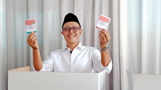 Calon Wali Kota Sukabumi Ayep Zaki peraih suara terbanyak hail rapat pleno perolehan suara tingkat kecamatan pada Pilkada Kota Sukabumi 2024 saat memberikan hak suara di TPS Rabu, (27/11/2024). ANTARA/Aditya A Rohman