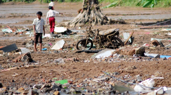 Anak-anak berjalan kaki dilokasi yang terdampak banjir bandang di Kampung Cieurih, Desa Datarnangka, Sagaranten, Kabupaten Sukabumi, Jawa Barat, Kamis (5/12/2024). [ANTARA FOTO/Iman/Arf/YU]