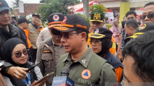 Kepala BNPB Suharyanto saat diwawancara sejumlah wartawan di lokasi bencana di Kabupaten Sukabumi, Jabar pada Jumat, (6/12/2024). ANTARA/Aditya A Rohman