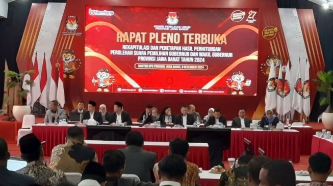 Situasi Rapat Pleno Rekapitulasi Suara Pilgub Jabar 2024 di Gedung KPU Jabar Bandung, Minggu (8/12/2024). (ANTARA/Ricky Prayoga)