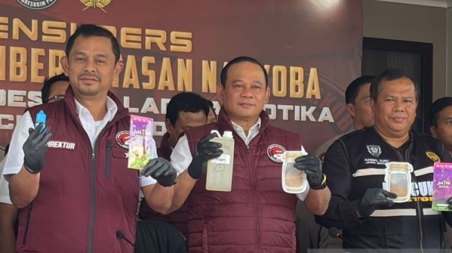 Wakabareskrim Polri Irjen Pol. Asep Edi Suheri (tengah) saat ungkap kasus laboratorium narkotika happy water dan liquid di Kabupaten Bandung, Jawa Barat, Kamis (12/12/2024). (ANTARA/Rubby Jovan)