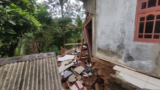 Rumah warga yang rusak karena bencana pergerakan tanah di Desa Sukamaju Kecamatan Cikembar Kabupaten Sukabumi Jawa Barat, Jumat (6/12/2024). ANTARA/M. Riezko Bima Elko Prasetyo.