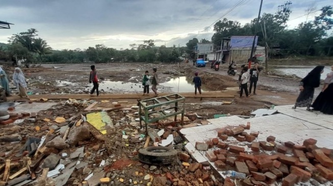 Kondisi Kampung Cieurih, Desa Datarnangka, Kecamatan Sagaranten, Kabupaten Sukabumi, Jawa Barat, yang terdampak banjir bandang luapan air Sungai Cikaso, Rabu (4/12/2024). ANTARA/Aditya A. Rohman