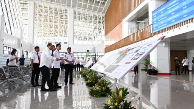 Wakil Presiden (Wapres) RI Gibran Rakabuming Raka melakukan peninjauan kesiapan fasilitas pendukung stasiun Kereta Cepat Indonesia China (KCIC) menghadapi momen libur akhir tahun, Jumat (20/12/2024). ANTARA/HO-BPMI Sekretariat Wapres RI