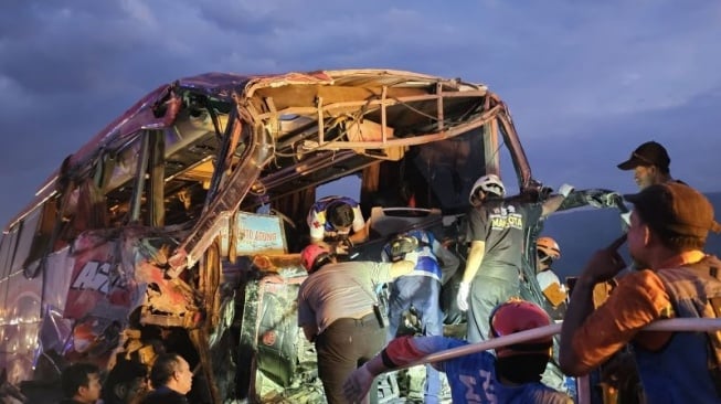 Petugas mengevakuasi bus yang mengalami kecelakaan di Kilometer 77+200 Jalan Tol Pandaan-Malang, Jawa Timur, Senin. (ANTARA/Ananto Pradana)