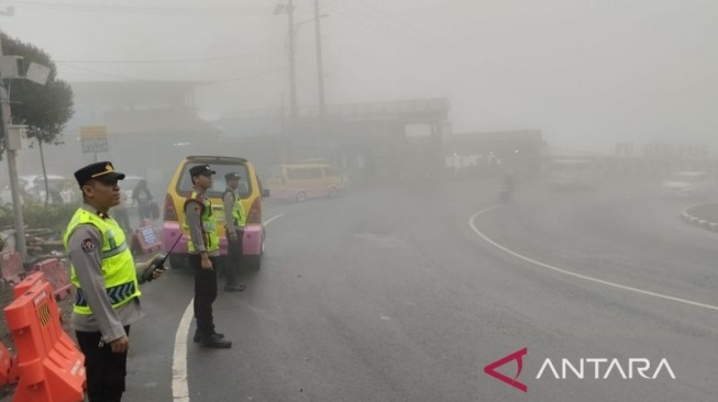 Kabut Tebal dan Jarak Pandang Terbatas, Polisi Imbau Wisatawan Waspada Saat Melintasi Jalur Puncak