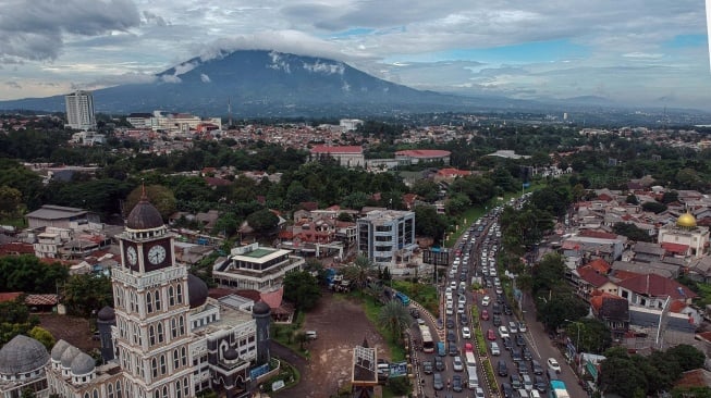 Foto udara kepadatan kendaraan saat diberlakukan sistem satu arah di Jalan Raya Puncak, Simpang Gadog, Ciawi, Kabupaten Bogor, Jawa Barat, Sabtu (21/12/2024). Polres Bogor memberlakukan sistem satu arah untuk mengurai kemacetan akibat tingginya volume kendaraan yang menuju jalur wisata Puncak, Bogor, untuk berlibur akhir pekan dan liburan sekolah. ANTARA FOTO/Yulius Satria Wijaya/nz. 