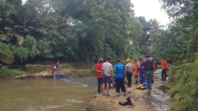 Anak 13 Tahun Hanyut di Sungai Ciliwung, Tim SAR Gabungan Masih Lakukan Pencarian