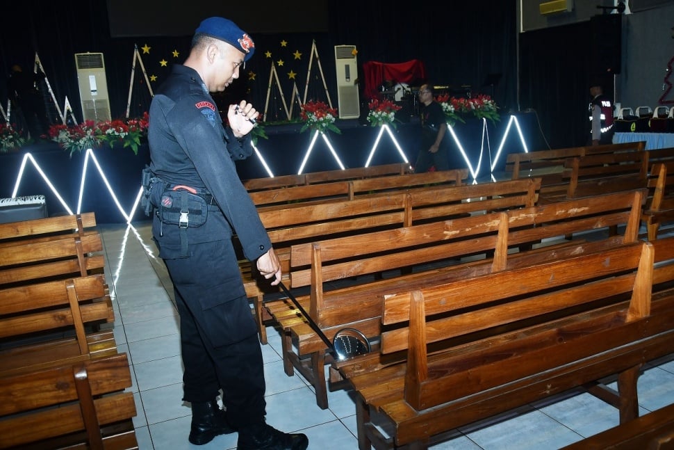 Personel Penjinak Bom Brimob Polda Jawa Timur melakukan penyisiran gereja di Kota Madiun, Jawa Timur, Sabtu (21/12/2024). Polres Madiun Kota bersama Brimob Polda Jatim melakukan sterilisasi di 10 gereja di wilayah tersebut untuk memastikan gereja steril dari bahan berbahaya guna memberikan rasa aman kepada jemaat yang akan melakukan rangkaian ibadah Natal. ANTARA FOTO/Siswowidodo/nz 